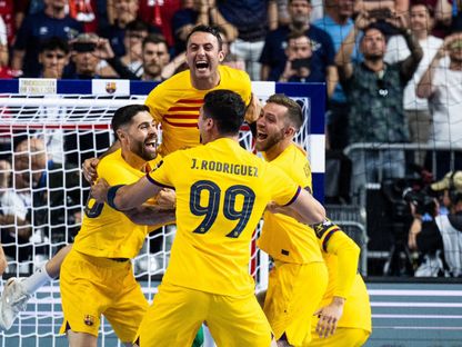 لاعبو برشلونة يحتفلون بلقب دوري أبطال أوروبا بعد الفوز في النهائي على ألبورغ الدنماركي- 9 يونيو 2024 - X/@FCBhandbol