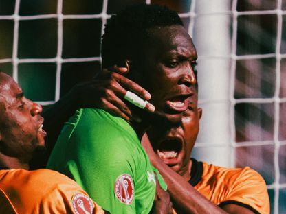 ويلارد موانزا حارس زامبيا بعد تصديه لركلة جزاء أمام مالي في كأس أمم إفريقيا 2025 بالمغرب - 22 ديسمبر 2025 - X/@CAF_Online