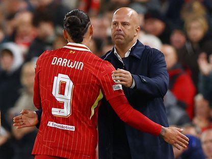 لاعب ليفربول داروين نونيز مع المدرب آرني سلوت خلال مباراة بولونيا بدوري أبطال أوروبا - 2 أكتوبر 2024 - Reuters