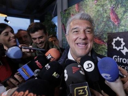 جوان لابورتا رئيس برشلونة أمام وسائل إعلام في دورتموند - 14 أبريل 2025 - X@mundodeportivo