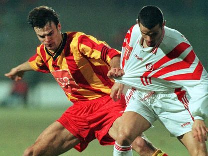 لاعب موناكو، ليليان مارتان (يمين) لاعب لانس، يتنافس على الكرة مع كريستوف ديلموت (يسار) في الدوري الفرنسي - 29 يناير 1997 - Reuters