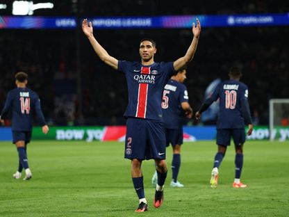 أشرف حكيمي لاعب باريس سان جيرمان يحتفل بتسجيل هدف في مرمى أرسنال بإياب نصف نهائي دوري أبطال أوروبا - 7 مايو 2025 - Reuters