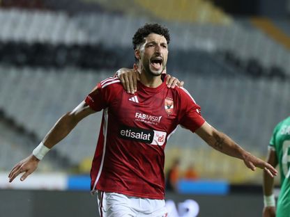 وسام أبو علي لاعب الأهلي يحتفل بتسجيل هدف في مرمى المصري البورسعيدي بالدوري المصري- 26 يوليو 2024 - X/@AlAhly