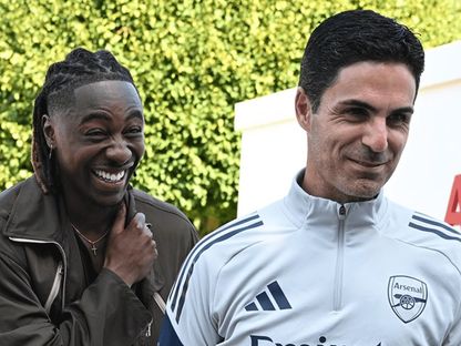 ميكيل أرتيتا مدرب أرسنال ولاعبه الجديد إبيريتشي إيزي - 29 أغسطس 2025 - @arsenal