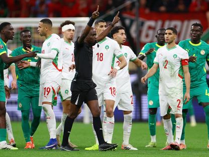 الحكم جون جاك ندالا يعلن عن ركلة جزاء للمغرب في نهائي كأس أمم إفريقيا ضد السنغال - 18 يناير 2026 - Reuters