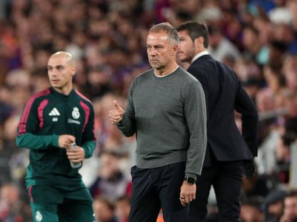 هانزي فليك مدرب برشلونة خلال مواجهة ريال مدريد في الدوري الإسباني - 25 أكتوبر 2026 - REUTERS
