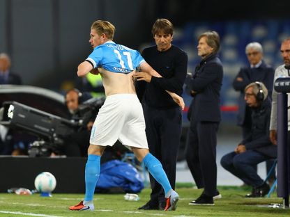 أنطونيو كونتي مدرب نابولي ولاعبه كيفن دي بروين قبل الدخول في مواجهة جنوى بالدوري الإيطالي - 5 أكتوبر 2025 - Reuters
