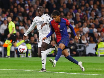 صراع على الكرة بين فيرلان ميندي ولامين يامال خلال مباراة بين ريال مدريد وبرشلونة - 26 أكتوبر 2024 - Reuters