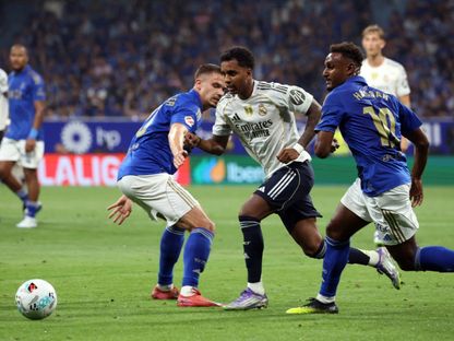 هيثم حسن لاعب ريال أوفييدو يحاول قطع الكرة من رودريغو لاعب ريال مدريد في مباراة الفريقين بالدوري الإسباني - 24 أغسطس 2025 - Reuters