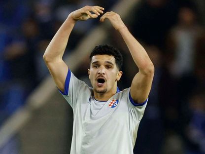 اللاعب الجزائري منصف بقرار مع دينامو زغرب في مباراة ببطولة الدوري الأوروبي أمام نادي جينك البلجيكي - 26 فبراير 2026 - reuters