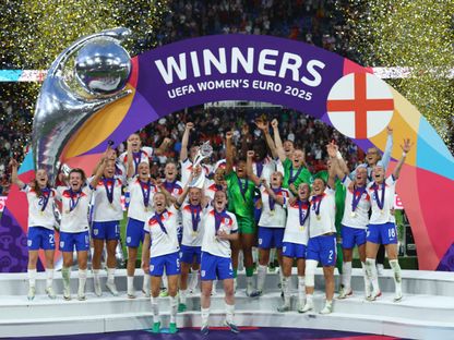 لاعبات منتخب إنجلترا يحتفلن بلقب كأس أمم أوروبا للسيدات بعد فوزهنّ على إسبانيا في النهائي بسويسرا - 27 يوليو 2025 - Reuters