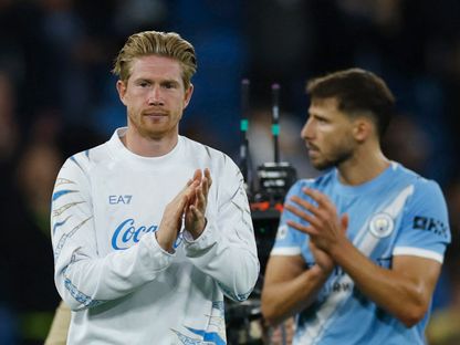 كيفن دي بروين يصفق لجمهور مانشستر سيتي بعد مباراة ضد نابولي في دوري أبطال أوروبا - 18 سبتمبر 2025 - Action Images via Reuters