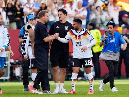 يوليان ناغلسمان مدرب منتخب ألمانيا يسلم على لاعبه دينيز أونداف بعد الفوز على كوت ديفوار في كأس العالم - 20 يونيو 2026 - Reuters