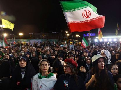 مشجعات وجمهور منتخب إيران في ميدان انقلاب بطهران لتوديع اللاعبين قبل السفر للاستعداد لكأس العالم - 13 مايو 2026 - reuters