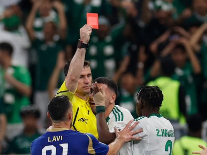 زكريا هوساوي لاعب الأهلي السعودي يتعرض للطرد في نهائي دوري أبطال آسيا للنخبة أمام ماتشيدا - 25 أبريل 2026 - Reuters