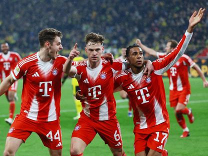 مايكل أوليس ويوشوا كيميش ويوسيب ستانيشيتش يحتفلون بهدف لبايرن ميوينخ أمام بوروسيا دورتموند - 28 فبراير 2026 - Reuters