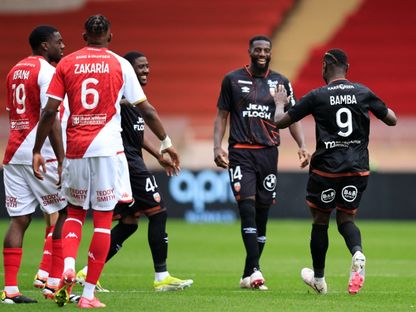 لاعبو لوريان يحتفلون بتسجيل هدف في شباك موناكو في الدوري الفرنسي - AFP