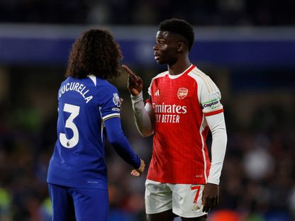 مشادة بين بوكايو ساكا لاعب أرسنال ومارك كوكوريا مدافع تشيلسي خلال مواجهة الفريقين في الدوري الإنجليزي الممتاز - 23 إبريل 2024 - reuters