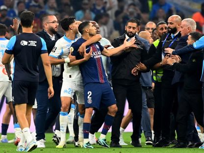 المغربي أشرف حكيمي ومواطنه نايف أكرد خلال اشتباكات بقمة مارسيليا وباريس سان جيرمان بالدوري الفرنسي - 22 سبتمبر 2025 - Reuters
