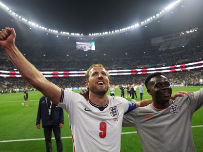 هاري كين يحتفل بجوار بوكايو ساكا بتأهل إنجلترا لربع نهائي كأس العالم - 6 يوليو 2026 - Reuters