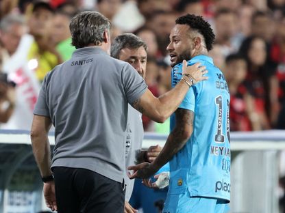 نيمار يحتج على مدرب سانتوس بعد تغييره أمام فلامنغو في الدوري البرازيلي - 10 نوفمبر 2025 - REUTERS