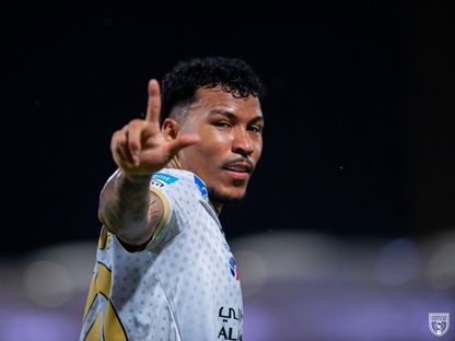 احتفال روجر مارتينيز لاعب التعاون بتسجيل هدف في مرمى الشباب بالدوري السعودي - 3 مايو 2026 - X/@AltaawounFC