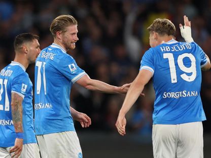 لاعبو نابولي يحتفلون بتسجيل الهدف الثالث في شباك كريمونيزي - 24 أبريل 2026 - REUTERS