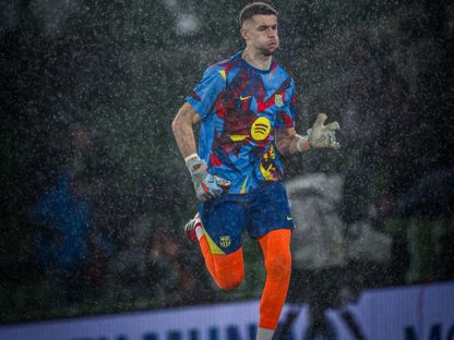 جوان غارسيا حارس برشلونة يجري الإحماء في أجواء ممطرة قبل مواجهة راسينغ بكأس ملك إسبانيا - 16 يناير 2026 - facebook/fcbarcelona
