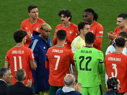 لامين يامال لاعب منتخب إسبانيا يعبر الممر الشرفي الذي أقامه لاعبو البرتغال عقب نهائي دوري الأمم الأوروبية - 8 يونيو 2025 - REUTERS