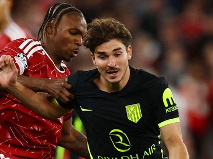 جيريمي جاكيه يعرقل خوليان ألفاريز في مباراة ليفربول وأتلتيكو مدريد بدوري أبطال أوروبا - 9 سبتمبر 2026 - reuters