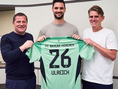 زفين أولرايش حارس بايرن ميونيخ خلال مراسم تجديد عقده - 29 يوليو 2025 - X/@FCBayern