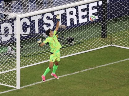 تصدي ياسين بونو حارس المغرب لركلة الترجيح الخامسة أمام هولندا في الدور الـ32 بكأس العالم - 30 يونيو 2026 - Reuters