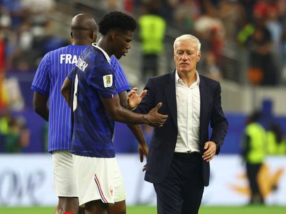 أوريليان تشواميني يصافح مدرب فرنسا ديدييه ديشان بعد مباراة ضد إسبانيا في كأس العالم - 14 يوليو 2026 - REUTERS