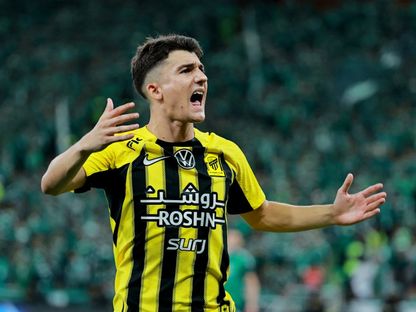 احتفال أوناي هيرنانيدز لاعب الاتحاد بتسجيل هدف في مرمى الأهلي بديربي جدة في الدوري السعودي -5 أبريل 2025 - Reuters