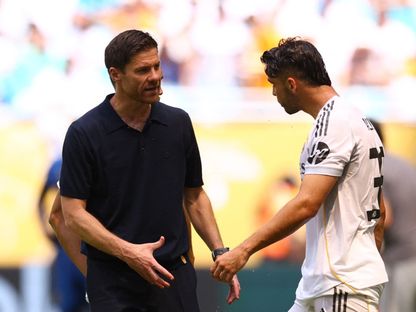 تشابي ألونسو في نقاش مع لاعبه راوول أسينسيو خلال مباراة ريال مدريد والهلال - 18 يونيو 2025 - Reuters