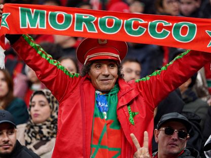 مشجع مغربي في استاد الأمير مولاي عبد الله خلال مباراة المغرب وجزر القمر في كأس أمم إفريقيا - 21 ديسمبر 2025 - Reuters
