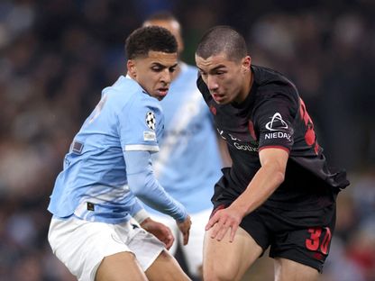 إبراهيم مازة في مواجهة ريكو لويس من مباراة باير ليفركوزن ومانشستر سيتي بدوري أبطال أوروبا - 25 نوفمبر 2025 - Reuters