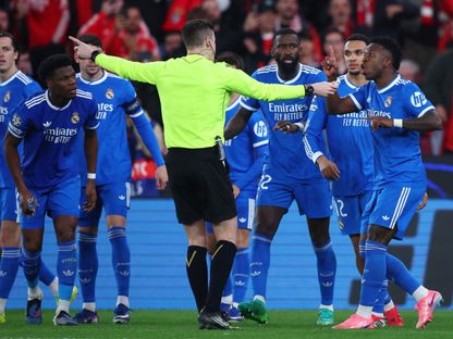 فينيسيوس جونيور لاعب ريال مدريد يتحدث إلى حكم مباراة فريقه أمام بنفيكا بدوري أبطال أوروبا - 17 فبراير 2026 - Reuters