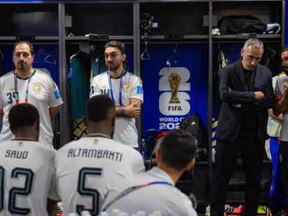 وزير الرياضة السعودي الأمير عبد العزيز بن تركي الفيصل يجتمع لاعبي المنتخب بعد الخسارة أمام اسبانيا في كأس العالم 2026 - SaudiNT/x