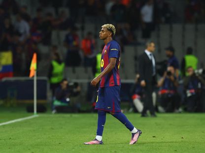 لامين يامال محبطاً بعد هزيمة برشلونة أمام باريس سان جيرمان في دوري أبطال أوروبا - 1 أكتوبر 2025 - REUTERS