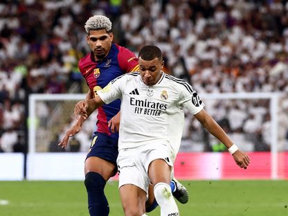 مدافع برشلونة رونالد أراوخو في صراع على الكرة مع كيليان مبابي مهاجم ريال مدريد خلال نهائي كأس السوبر الإسباني بجدة - 12 يناير 2025 - REUTERS