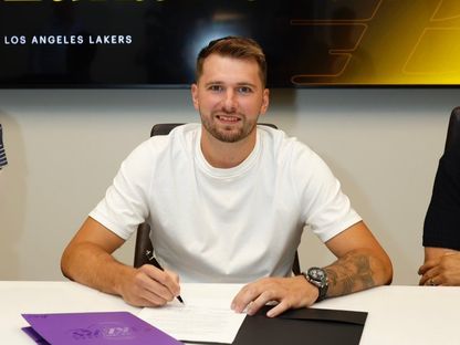 لوكا دونتشيتش خلال توقيع العقد الجديد مع لوس أنجلوس ليكرز - 2 أغسطس 2025 - X/@luka7doncic