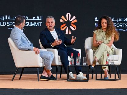 روبرتو باجيو (وسط) وابنته فالنتينا (يمين) في حوار مع أليساندرو ديل بييرو في القمة العالمية للرياضة بدبي - 30 ديسمبر 2025 - X/@AlBayanSports