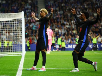 لامين يامال يحتفل مع أليخاندرو بالدي بهدفه في مباراة برشلونة وإسبانيول بالدوري الإسباني - 15 مايو 2025 - Reuters