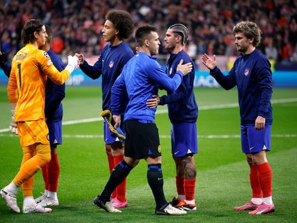 مصافحة بين أنطوان غريزمان ولاوتارو مارتينيز قبل مواجهة أتلتيكو مدريد وإنتر ميلان بدوري أبطال أوروبا - 13 مارس 2024 - Reuters