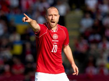 لاعب منتخب الدنمارك كريستيان إريكسن قبل أن يسقط على أرض الملعب خلال مباراة أوكرانيا - 7 يونيو 2026 - Reuters