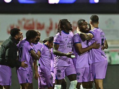 لاعبو الخلود يحتفلون بالتسجيل في مرمى الرياض بالدوري السعودي - 8 فبراير 2025 - X/@SPL