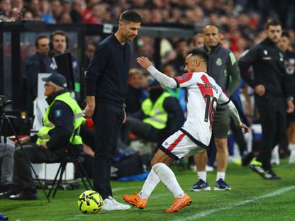 لاعب رايو فايكانو ألفارو غارسيا ومدرب ريال مدريد تشابي ألونسو خلال مباراة بين الفريقين بالدوري الإسباني - 9 نوفمبر 2025 - REUTERS