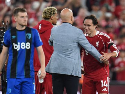 فيديريكو كييزا لاعب ليفربول يحتفل مع المدرب آرني سلوت وزميله هوغو إيكيتيكي بهدفه أمام بورنموث بالدوري الإنجليزي - 15 أغسطس 2025 - Reuters