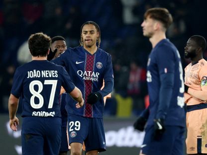 برادلي باركولا يحتفل بهدفه مع جواو نيفيز في انتصار باريس سان جيرمان على لوهافر بالدوري الفرنسي - 22 نوفمبر 2025 - Reuters